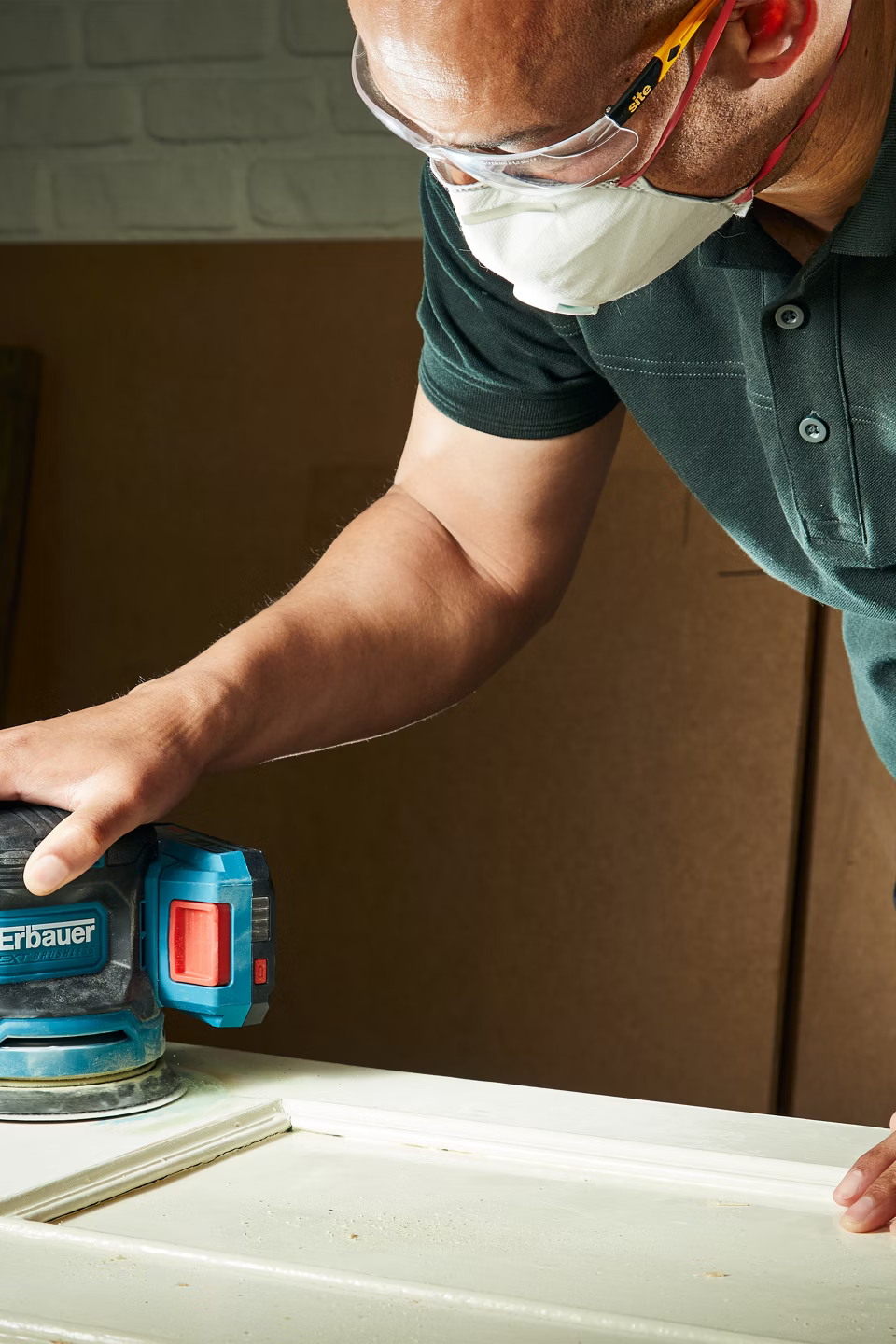 Erbauer szlifierka oscylacyjna w użyciu